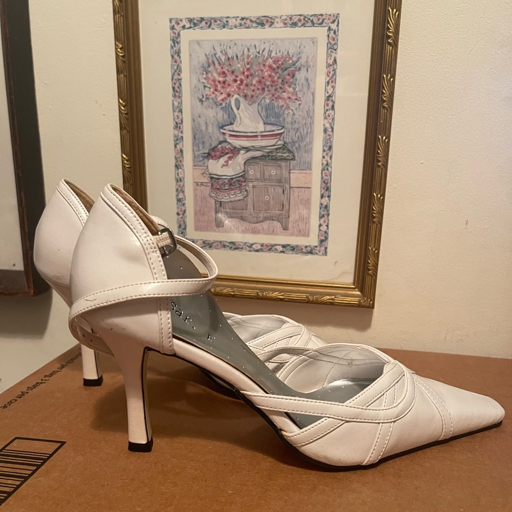 Brand new white heels, gorgeous. Size 8